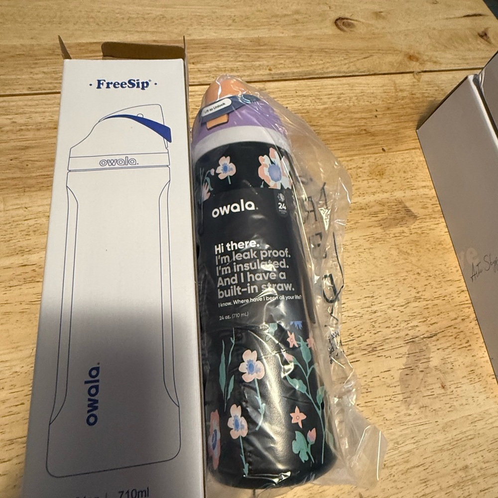 Owala FreeSip Floral Insulated Water Bottle - Black with Pastel Flowers